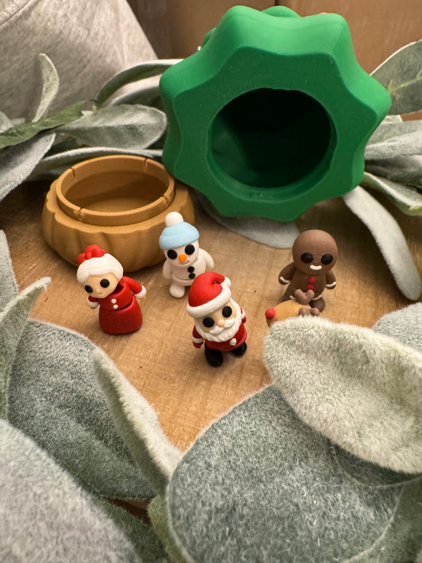3-D Printed Christmas Tree with 5 Mini Figures